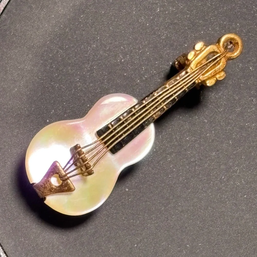 Vintage‎ Mother of Pearl Violin Brooch Gold Tone Musical Instrument Pin Novelty